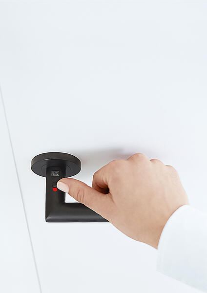 Hand betätigt schwarzen Türdrücker mit smart2lock Mechanik und roter Anzeige – PP Holz & Raum Design Geseke
