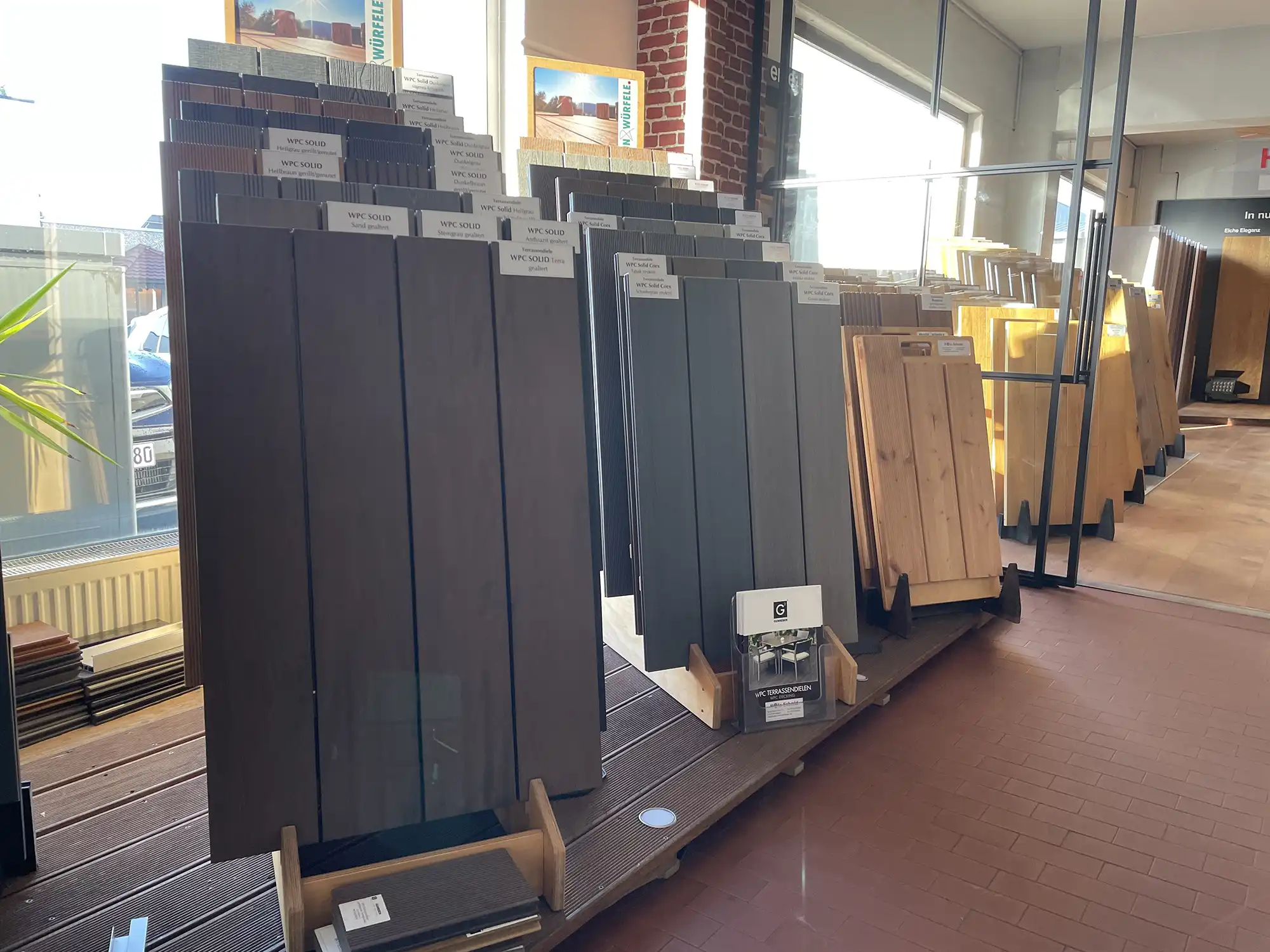 Terrassendielen aus Holz und WPC in der Ausstellung von Holz-Schmid