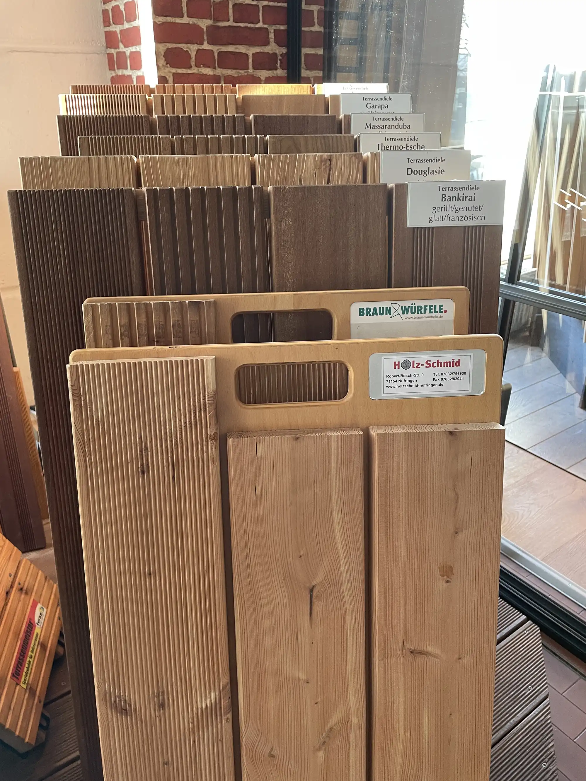 Muster hochwertiger Terrassendielen in der Ausstellung von Holz-Schmid