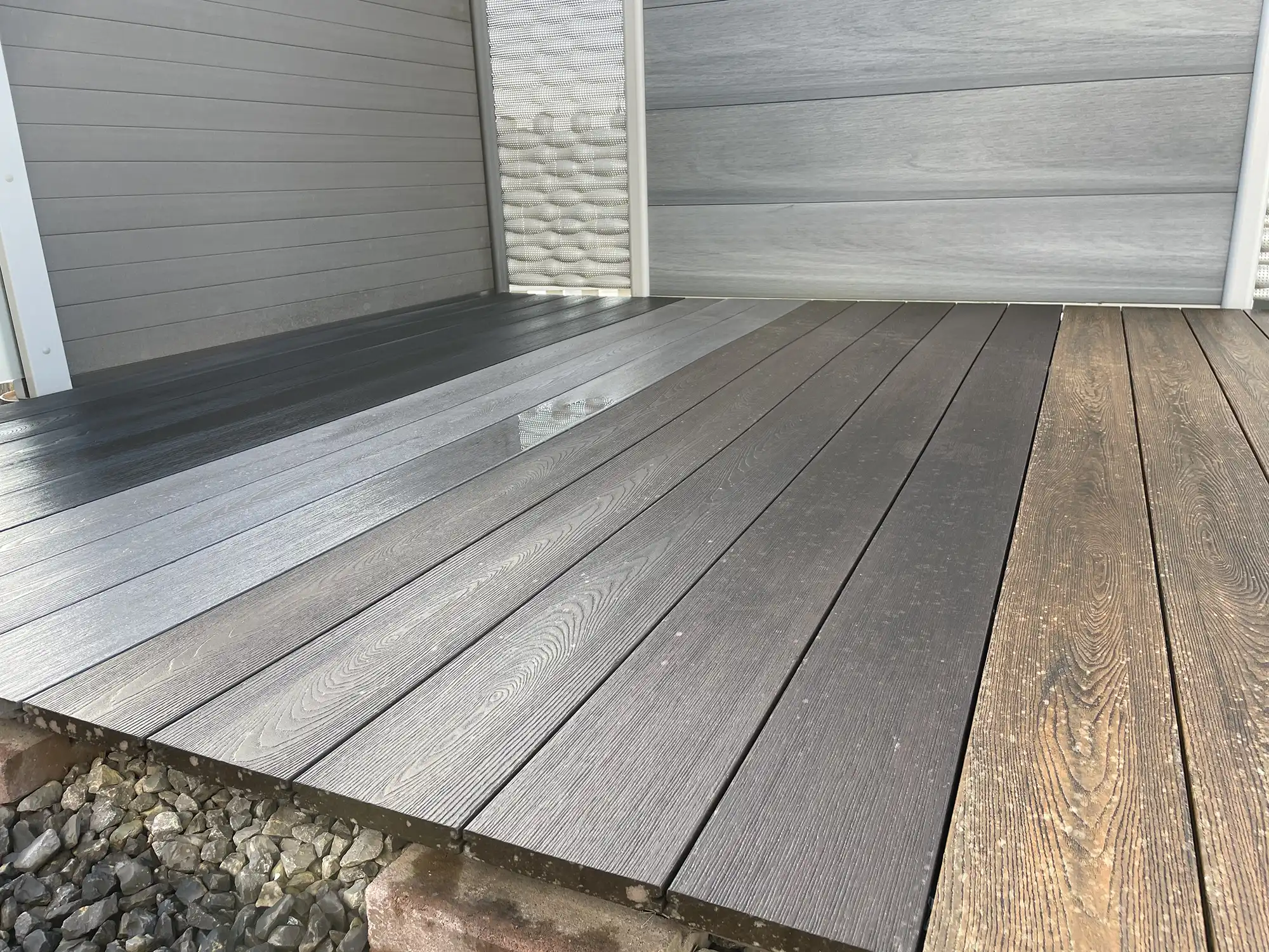 Verlegte WPC-Terrassendielen auf einer Ausstellungsfläche im Außenbereich