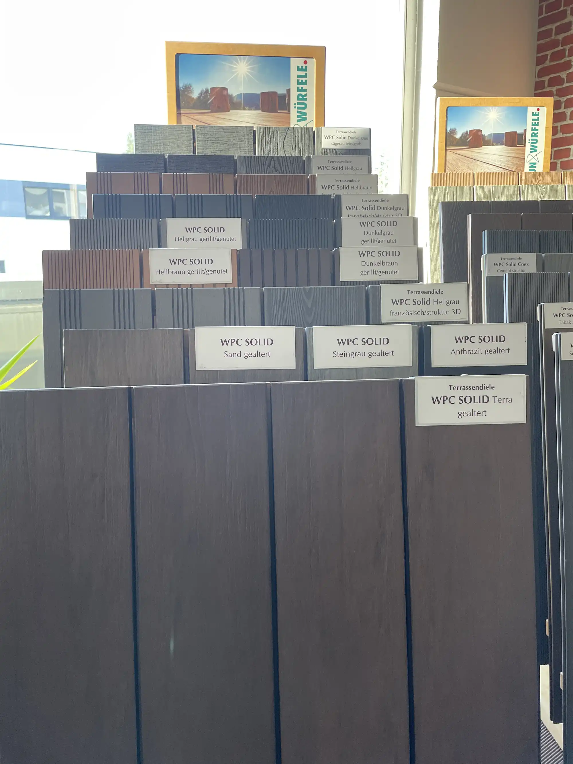 Dunkle WPC-Terrassendielen als Muster in einer Außenausstellung