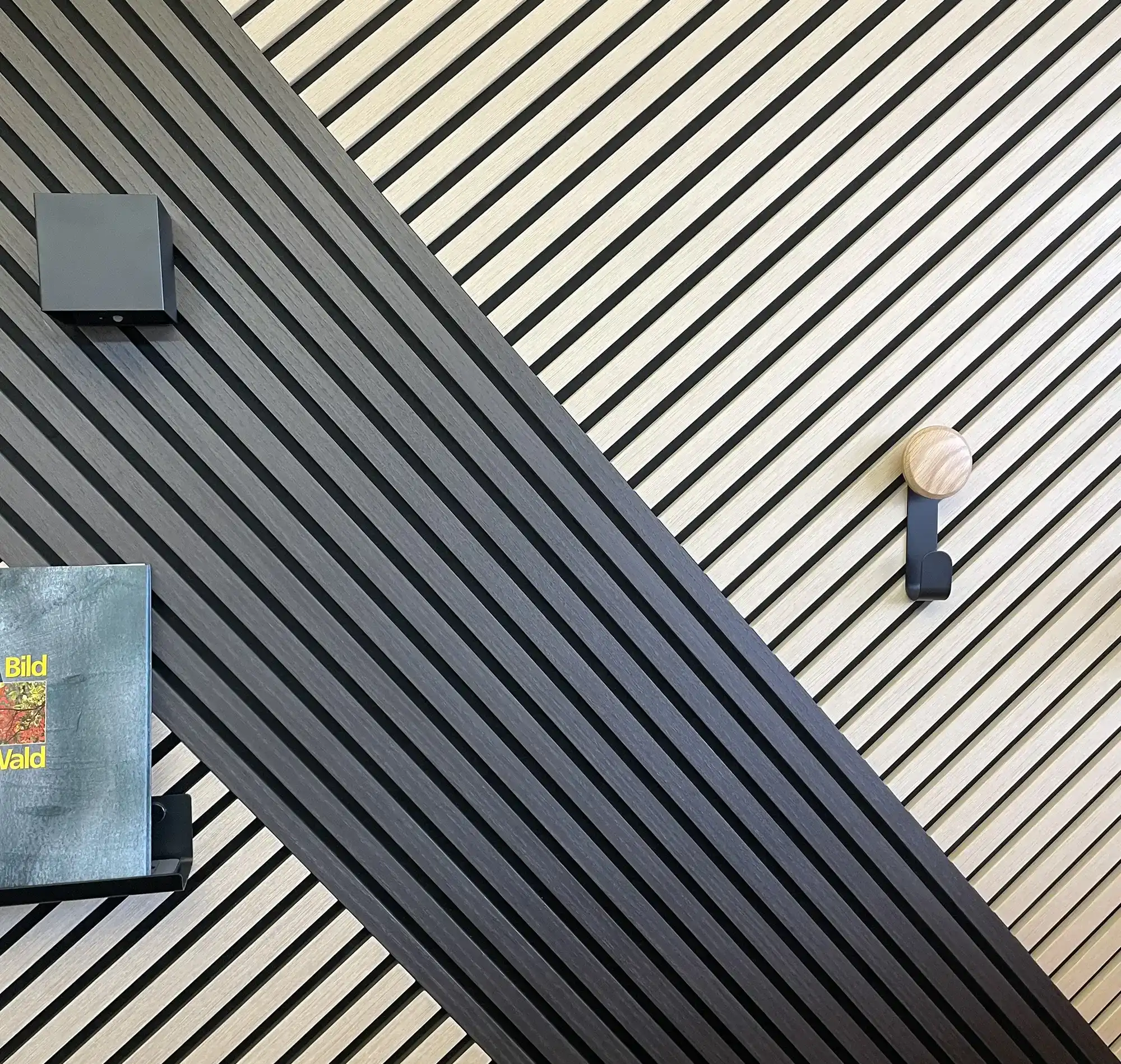 helle und dunkle Akustikpaneele diagonal befestigt