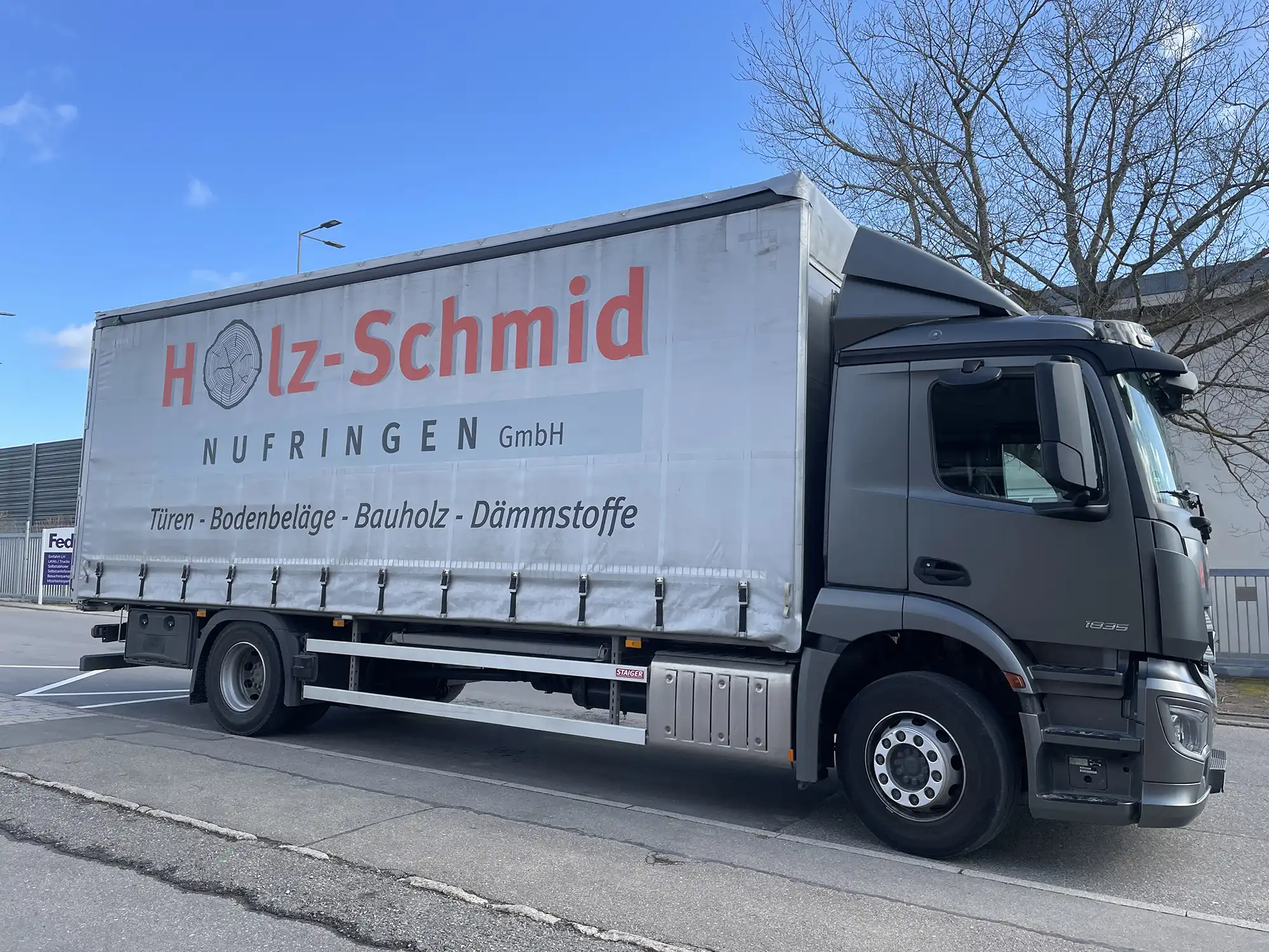 Der eigene LKW von Holz Schmid Nufringen