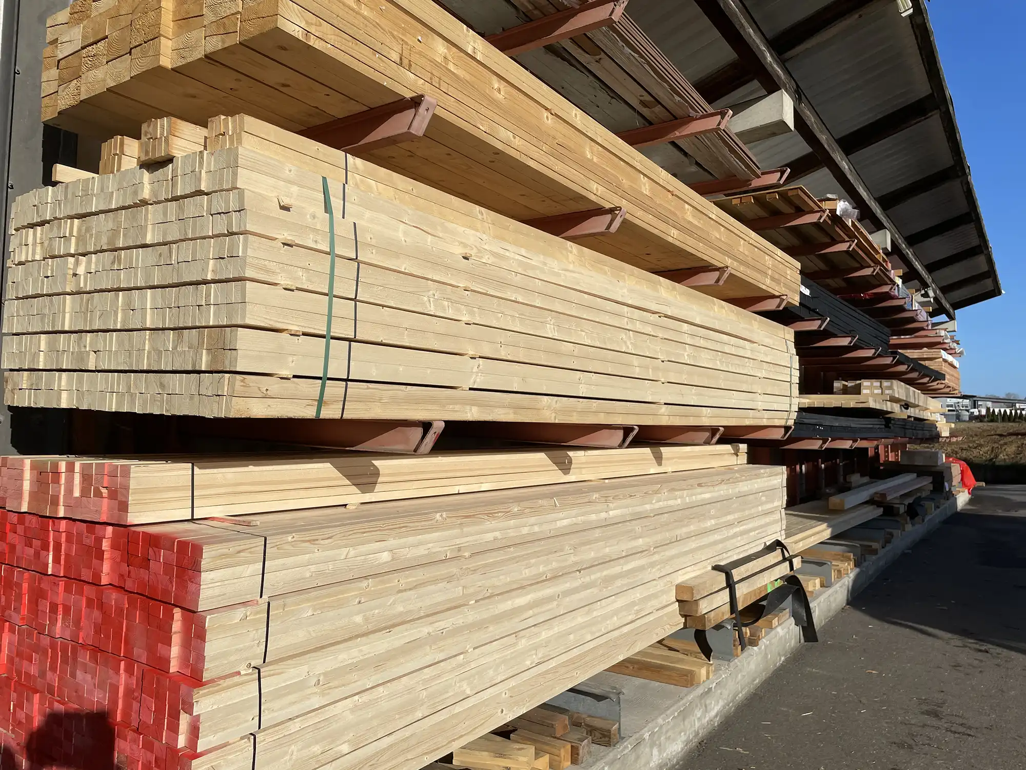 Stapel Bauholz im Außenlager bei Holz Schmid in Nufringen