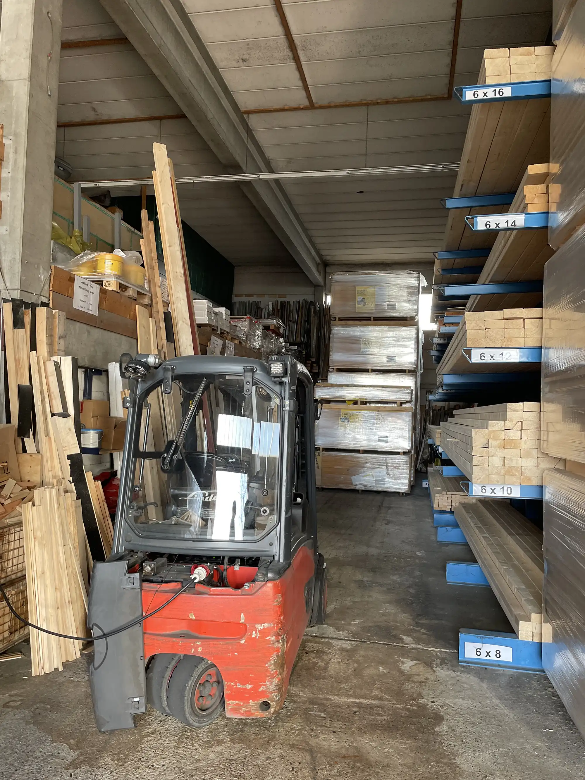 Bauholz und Kanthölzer im Lager eines Holzhandels in Nufringen