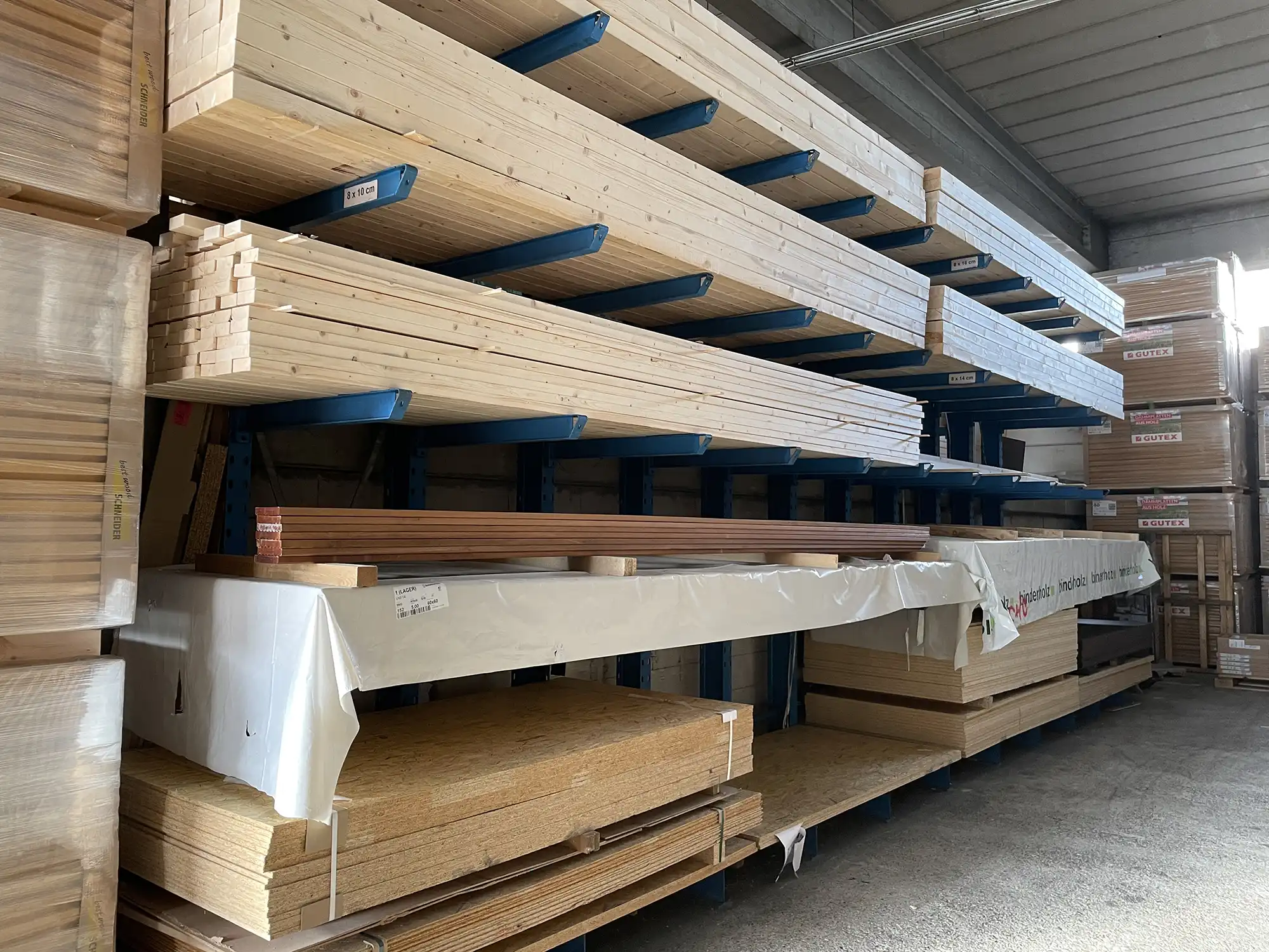 Blick ins Lager bei Holz-Schmid in Nufringen