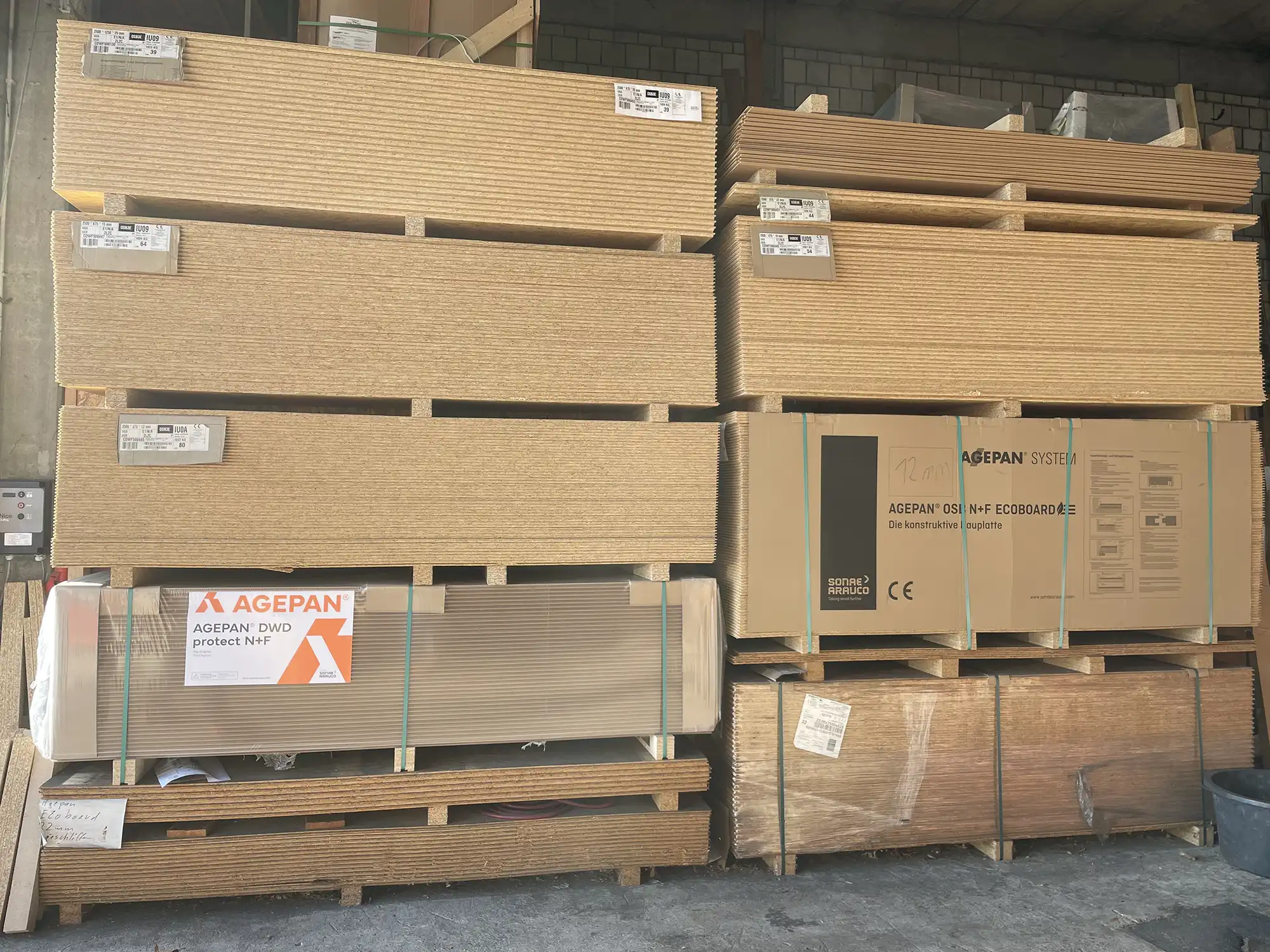 Holzfaserplatten und Dämmstoffe im Lager Holz Schmid Nufringen