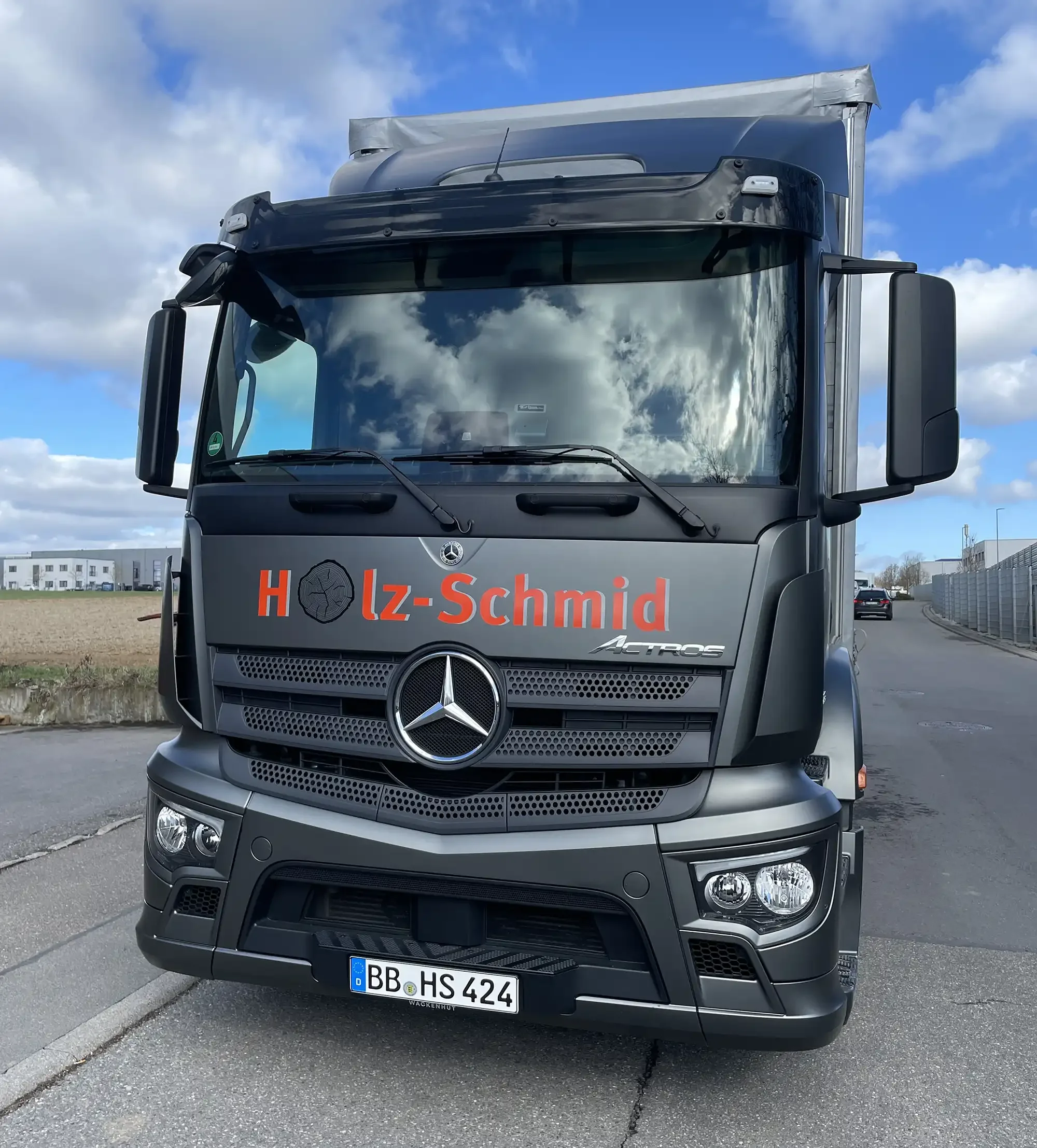 Frontale Ansicht des LKWs von Holz Schmid in Nufringen