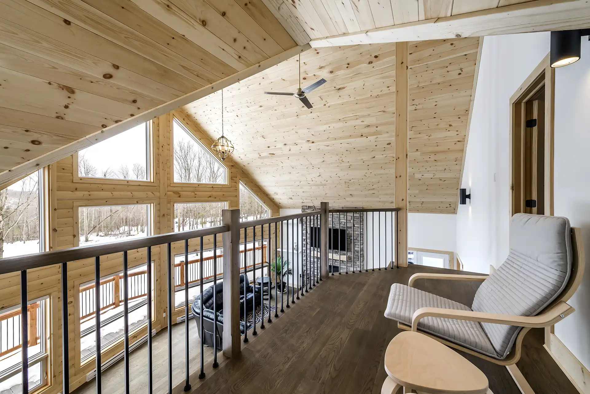 moderner offener Wohnraum mit Holzpaneelen an der Decke
